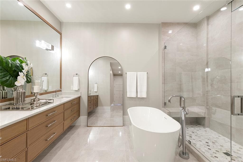 201 8th St 301, Naples, FL 34102-16