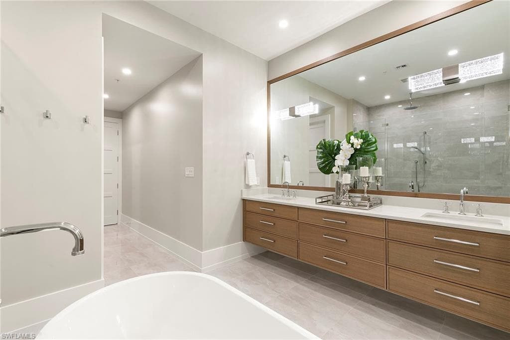 201 8th St 301, Naples, FL 34102-17
