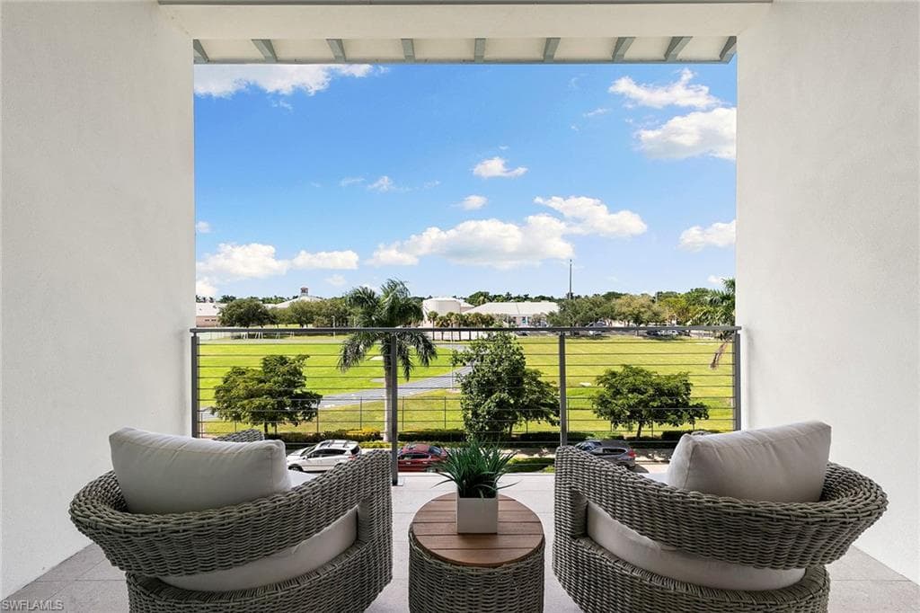 201 8th St 301, Naples, FL 34102-18