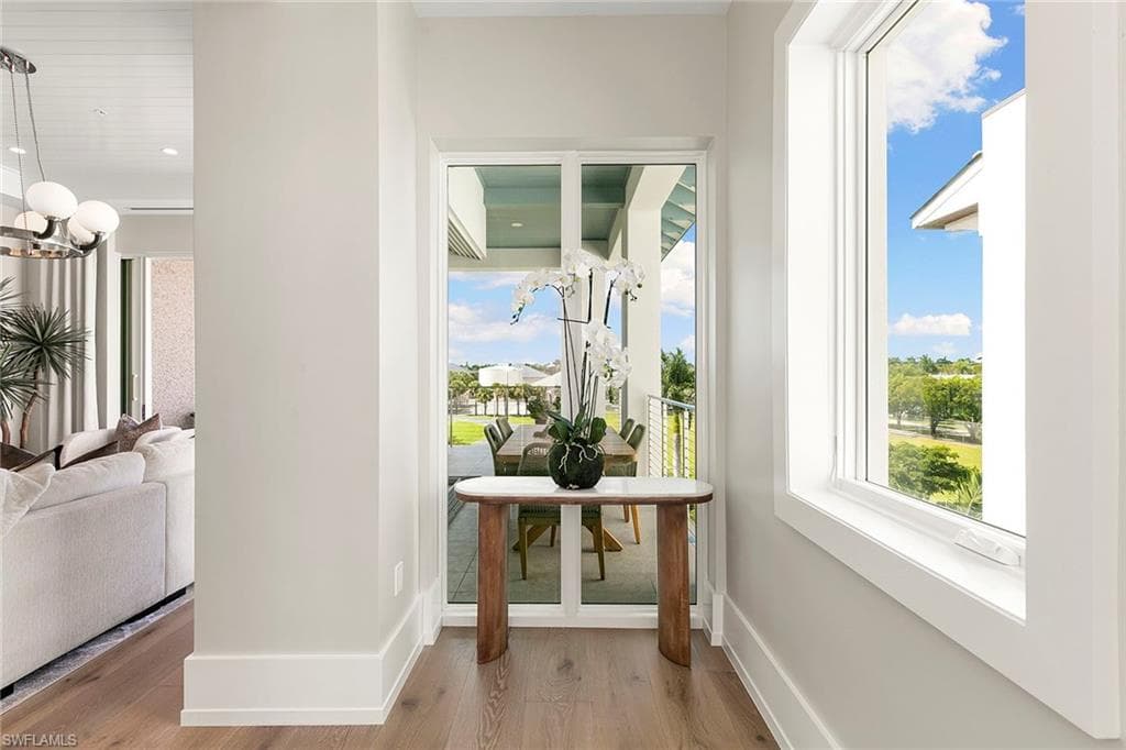 201 8th St 301, Naples, FL 34102-25