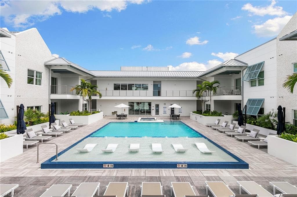201 8th St 301, Naples, FL 34102-26