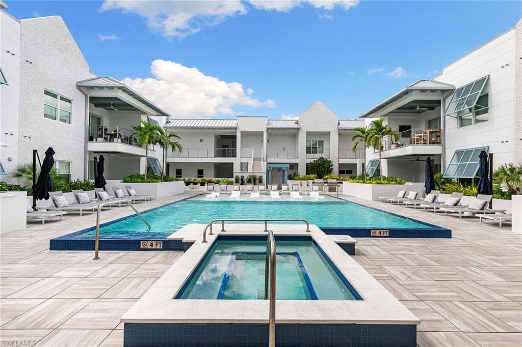 201 8th St 301, Naples, FL 34102-27