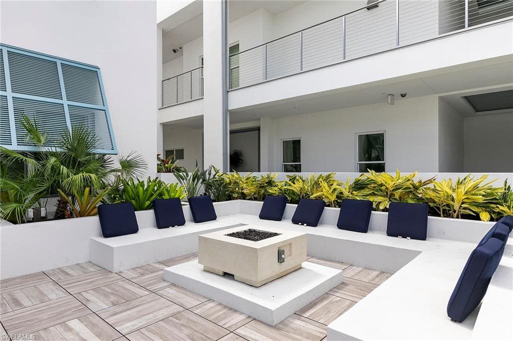 201 8th St 301, Naples, FL 34102-29