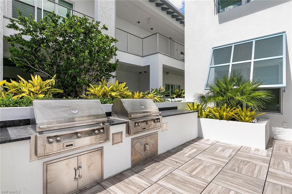 201 8th St 301, Naples, FL 34102-30