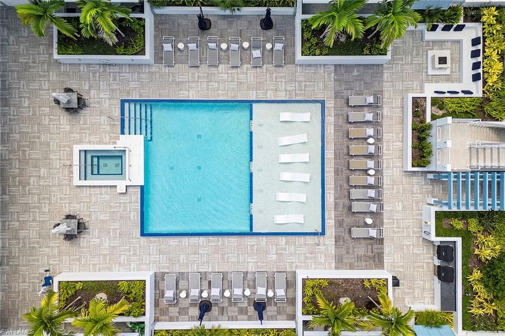 201 8th St 301, Naples, FL 34102-34