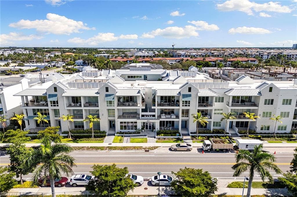 201 8th St 301, Naples, FL 34102-35