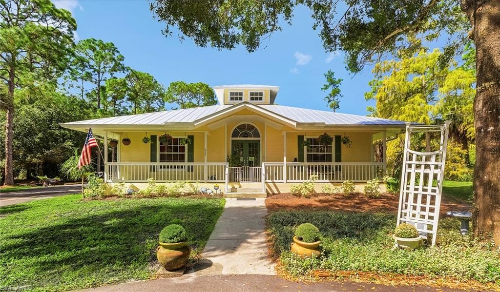 611 8th St SE, Naples, FL 34117-3