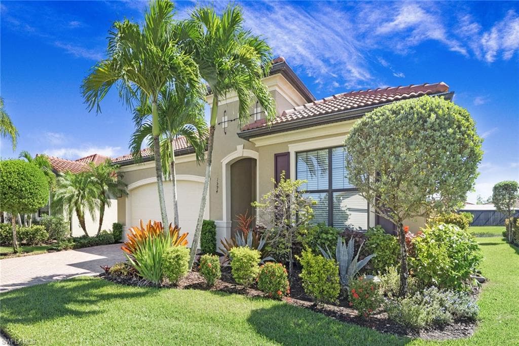 1594 Parnell Ct, Naples, FL 34113-32