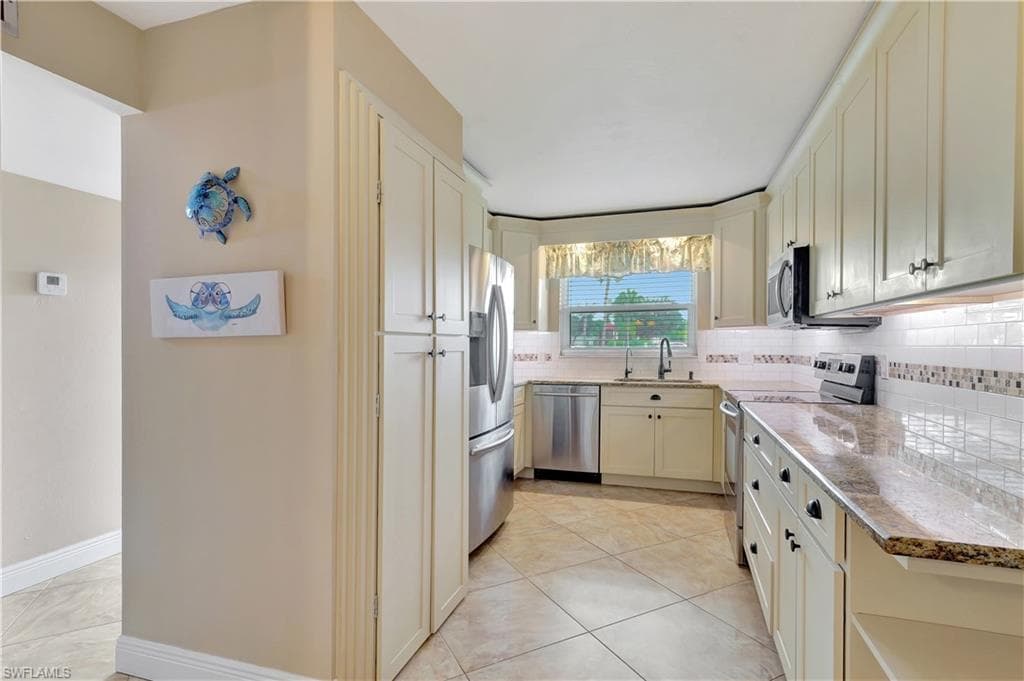 4372 27th Ct SW 109, Naples, FL 34116-8