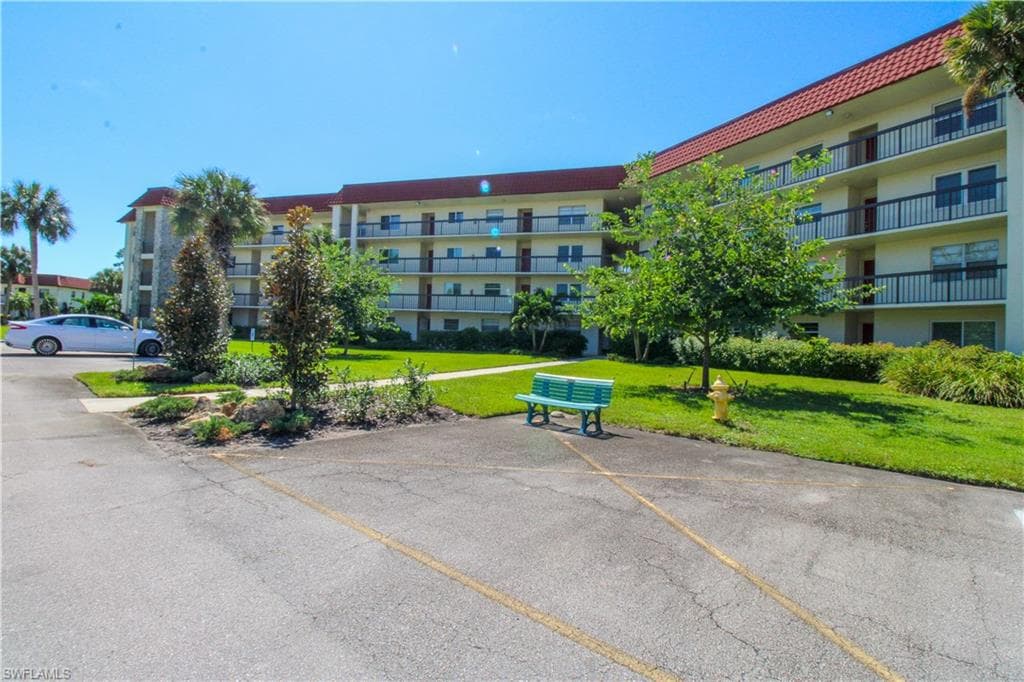 4372 27th Ct SW 109, Naples, FL 34116-2