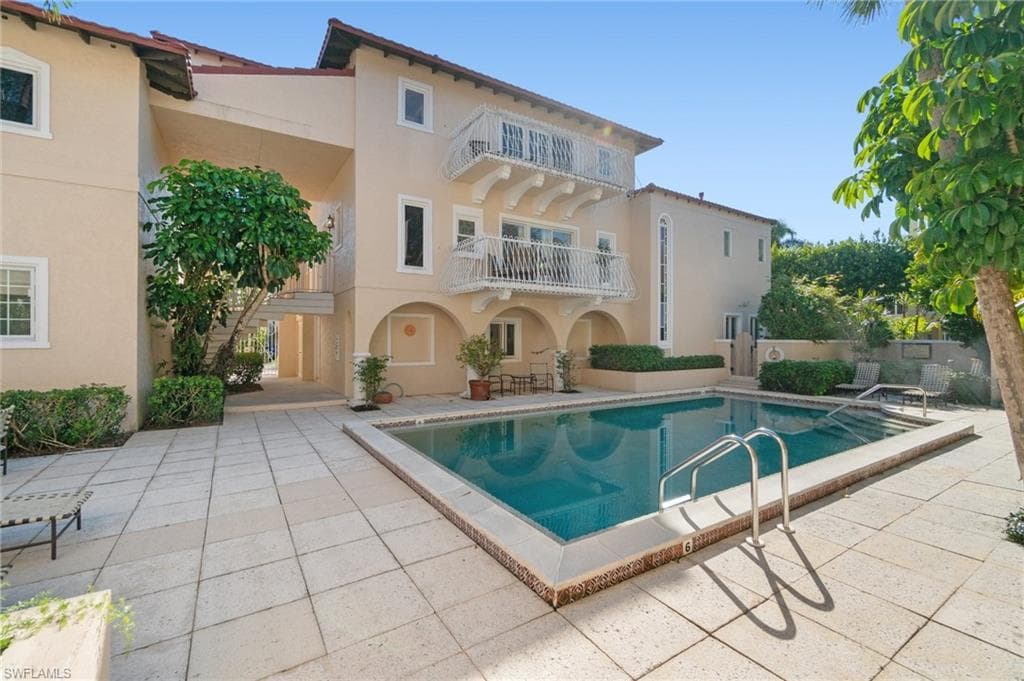 350 3rd Ave S 2b, Naples, FL 34102-38