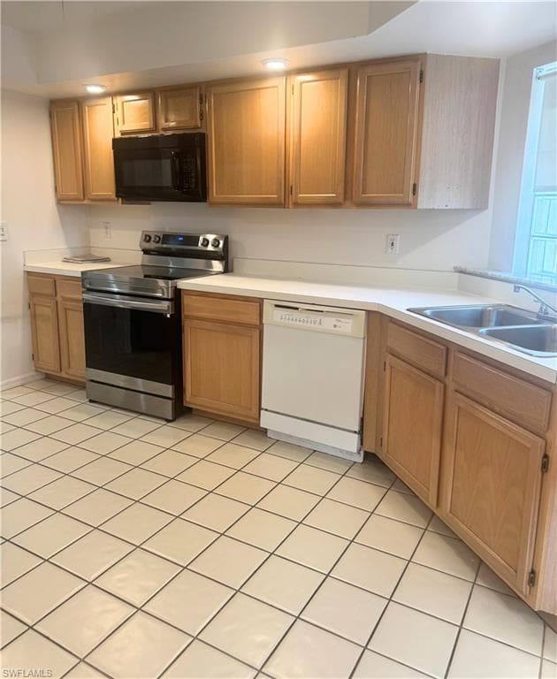 9852 Luna Cir B203, Naples, FL 34109-5