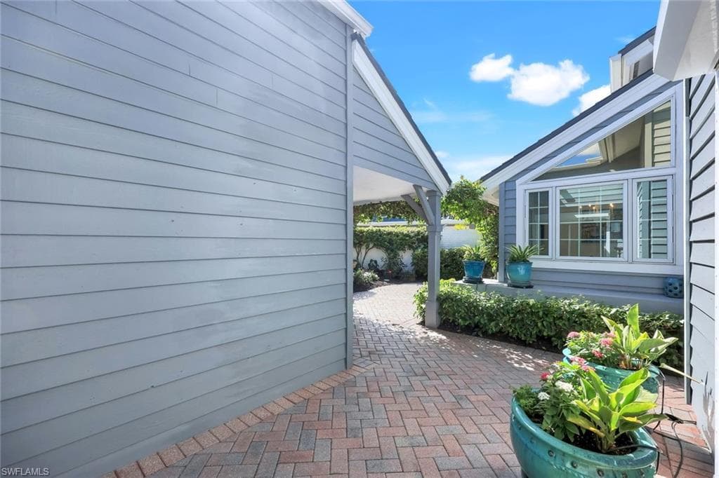 635 Bridgeway Ln, Naples, FL 34108-35