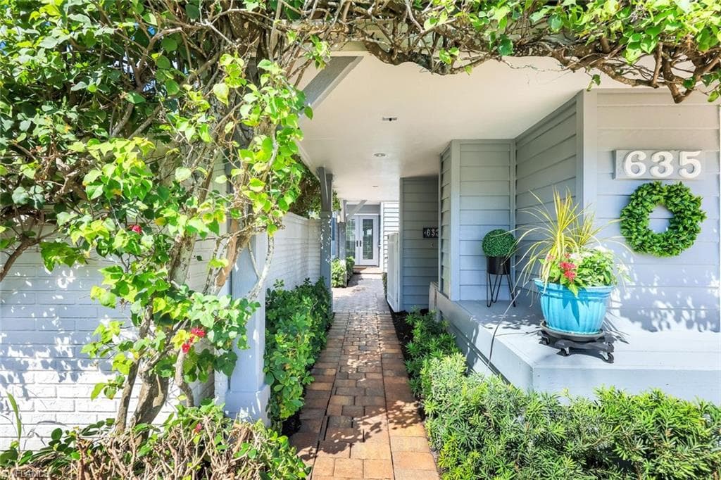 635 Bridgeway Ln, Naples, FL 34108-6