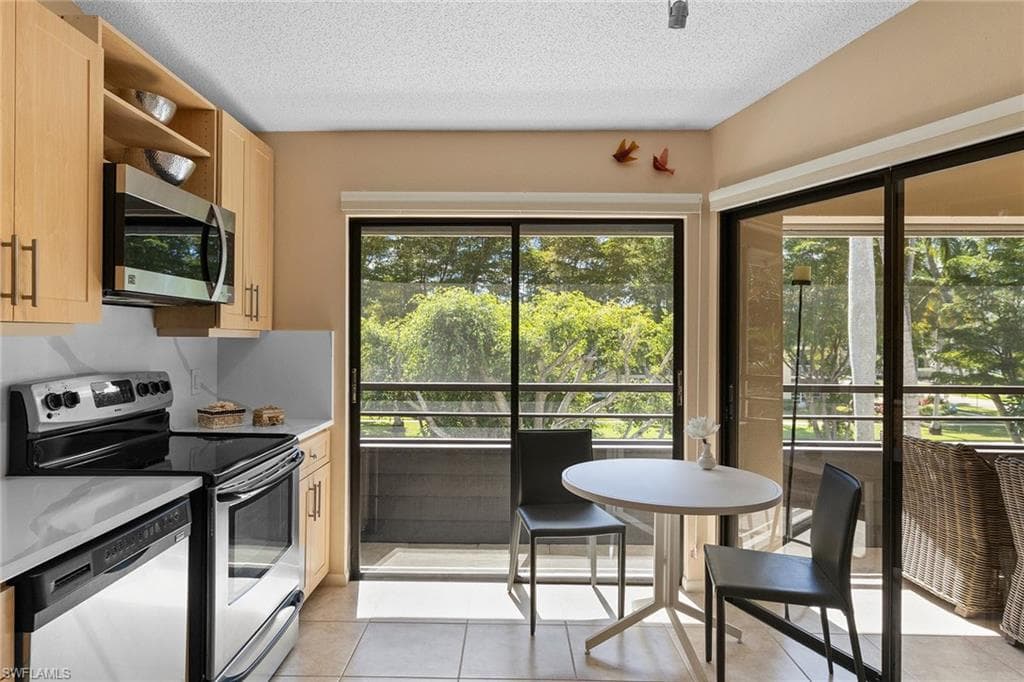 927 8th Ave S 927, Naples, FL 34102-13