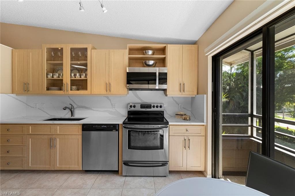 927 8th Ave S 927, Naples, FL 34102-14