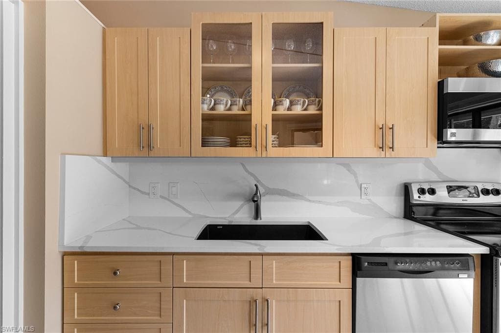 927 8th Ave S 927, Naples, FL 34102-15