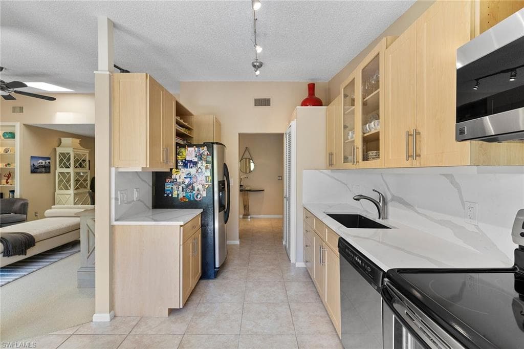 927 8th Ave S 927, Naples, FL 34102-16