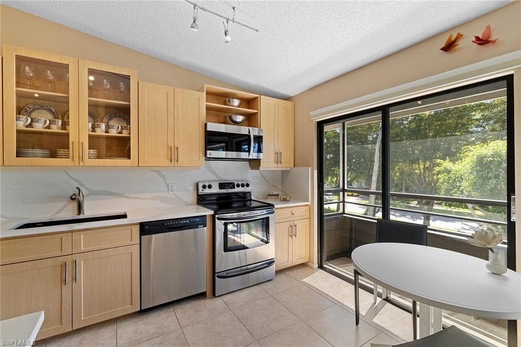 927 8th Ave S 927, Naples, FL 34102-18