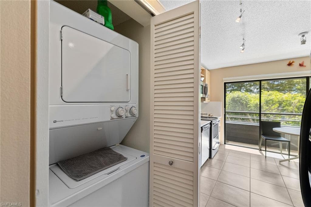 927 8th Ave S 927, Naples, FL 34102-27