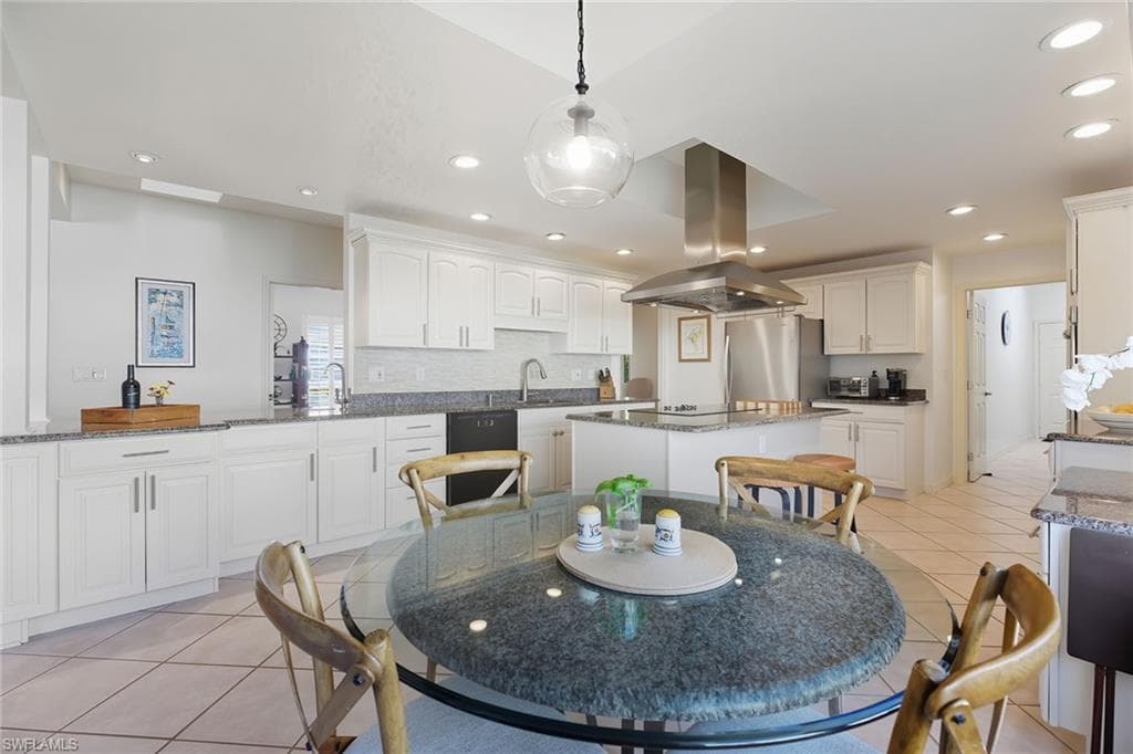 202 Edgemere Way S, Naples, FL 34105-8