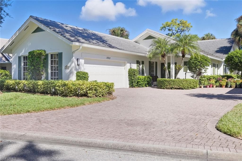 202 Edgemere Way S, Naples, FL 34105-1