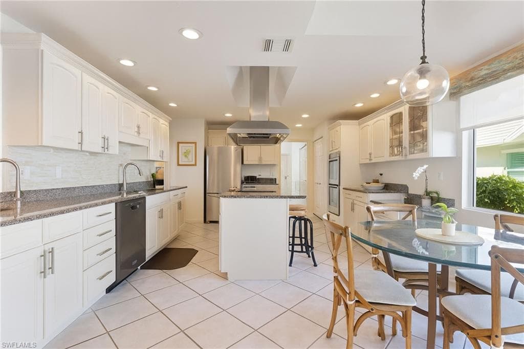 202 Edgemere Way S, Naples, FL 34105-4