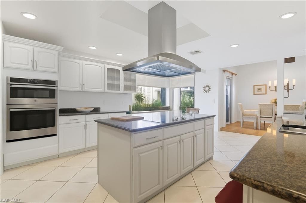 202 Edgemere Way S, Naples, FL 34105-5