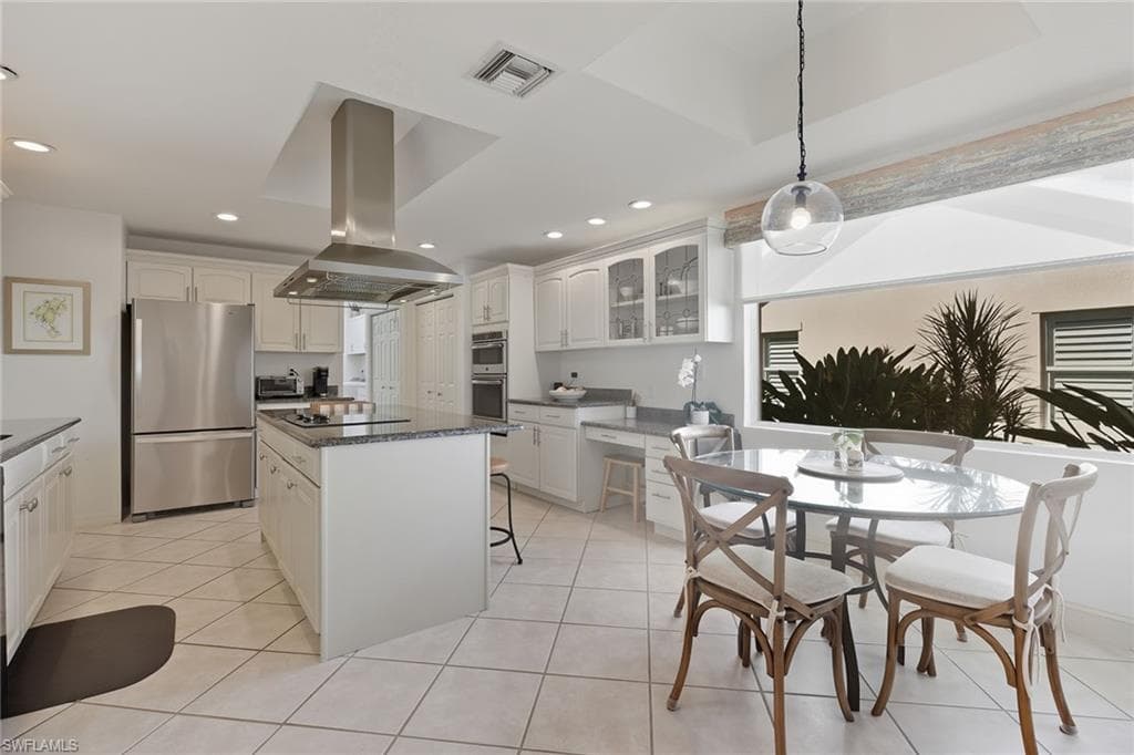 202 Edgemere Way S, Naples, FL 34105-7