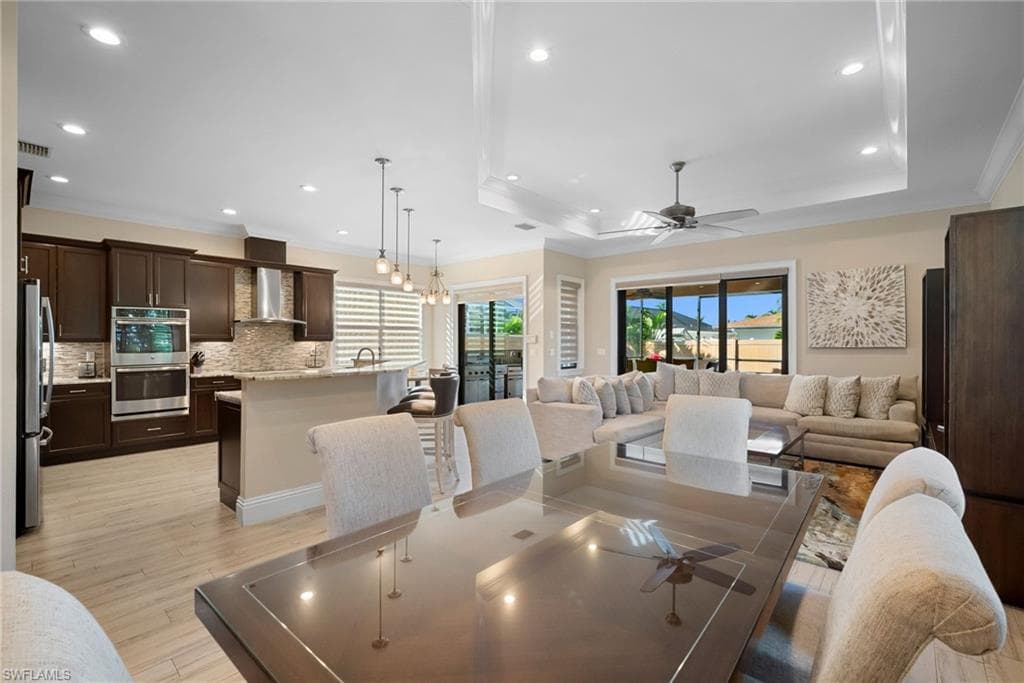 699 98th Ave N, Naples, FL 34108-4