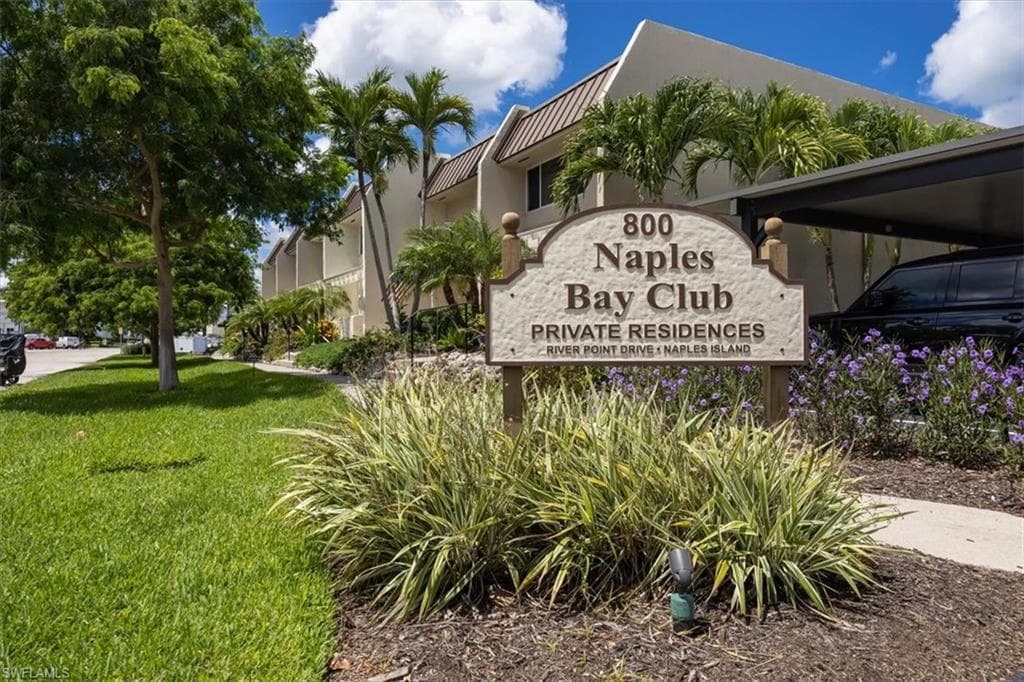 800 River Point Dr 212, Naples, FL 34102-40
