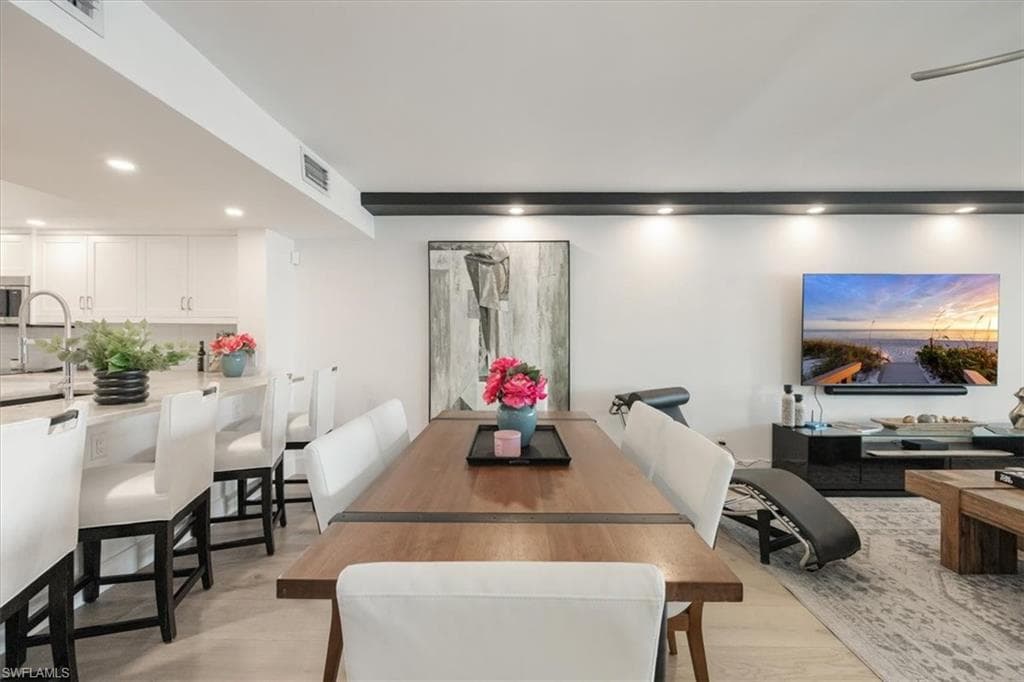 800 River Point Dr 212, Naples, FL 34102-5