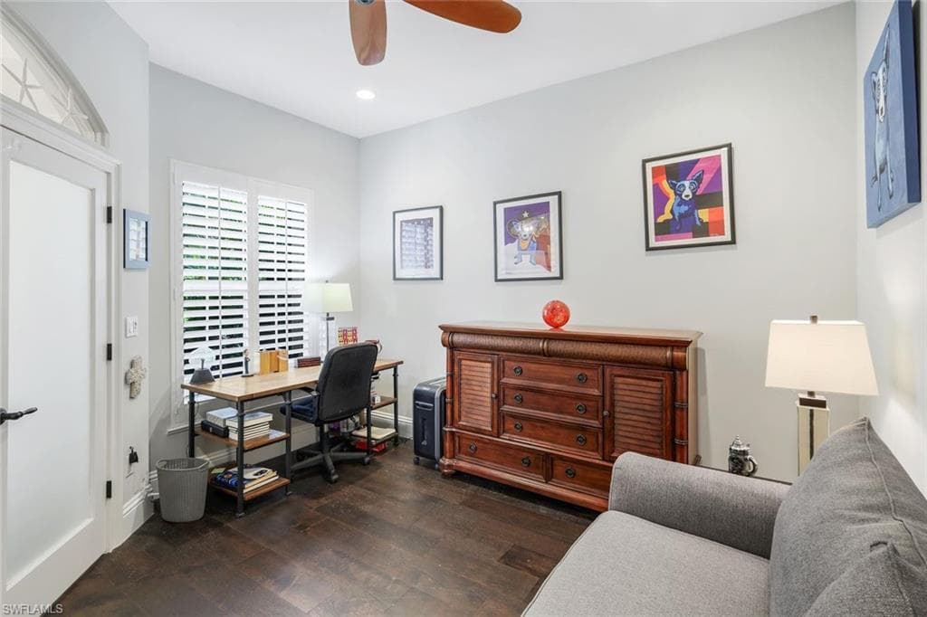 915 Fountain Run, Naples, FL 34119-18