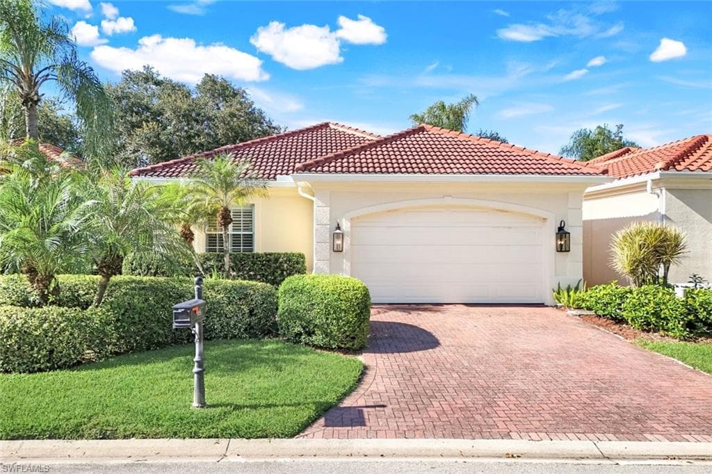 915 Fountain Run, Naples, FL 34119-2