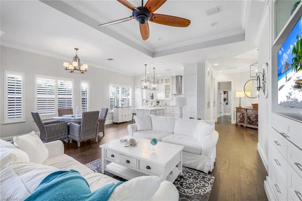 915 Fountain Run, Naples, FL 34119-5