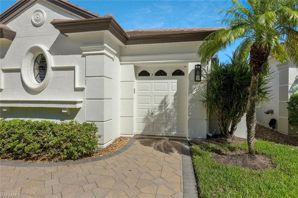 5058 Kensington High St, Naples, FL 34105-5