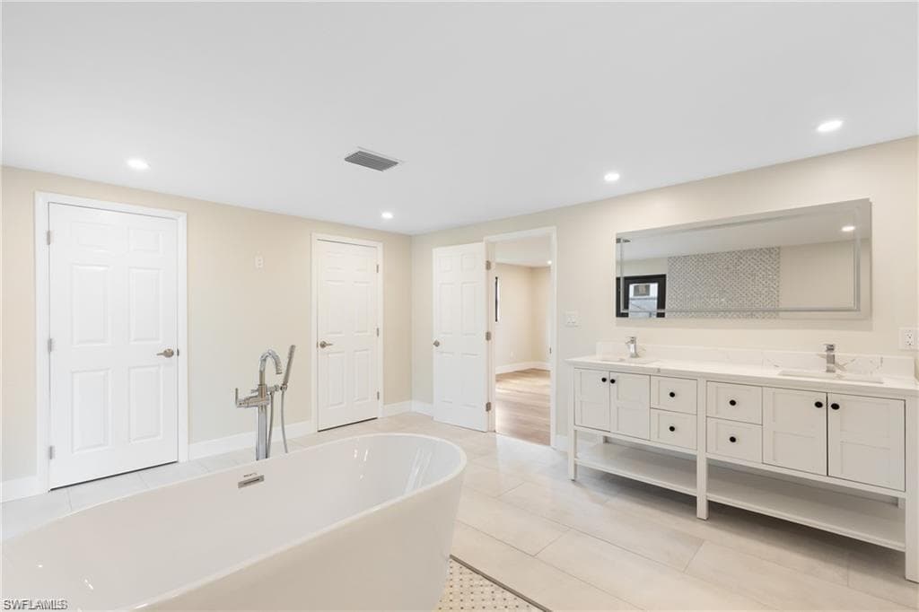 8531 Yorkshire Ln, Fort Myers, FL 33919-22