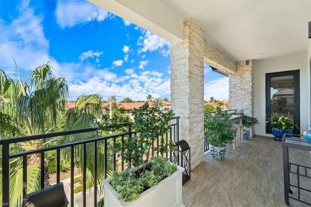 1035 3rd Ave S 401, Naples, FL 34102-36