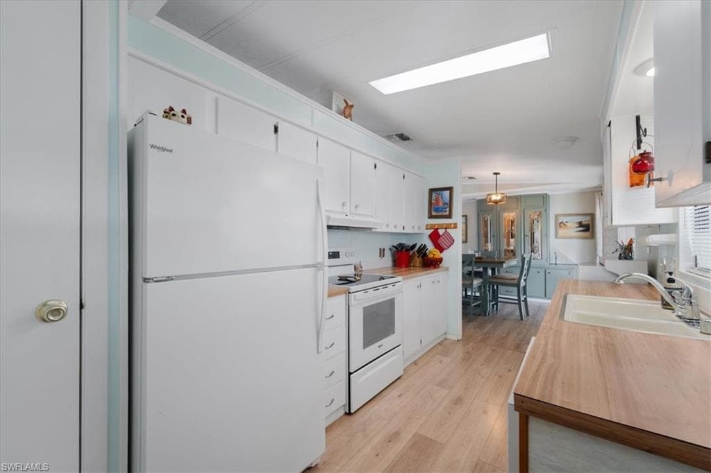 10 Lake Diane Dr, Naples, FL 34114-5