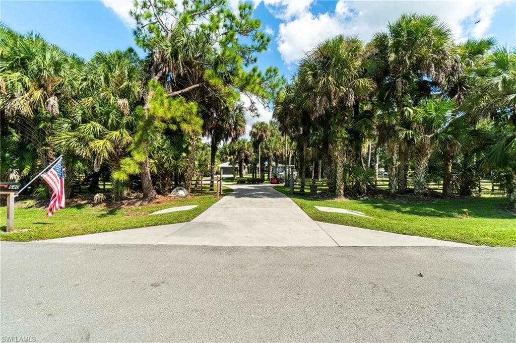 640 13th St NW, Naples, FL 34120-33