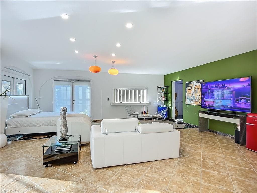 10242 Vanderbilt Dr, Naples, FL 34108-18