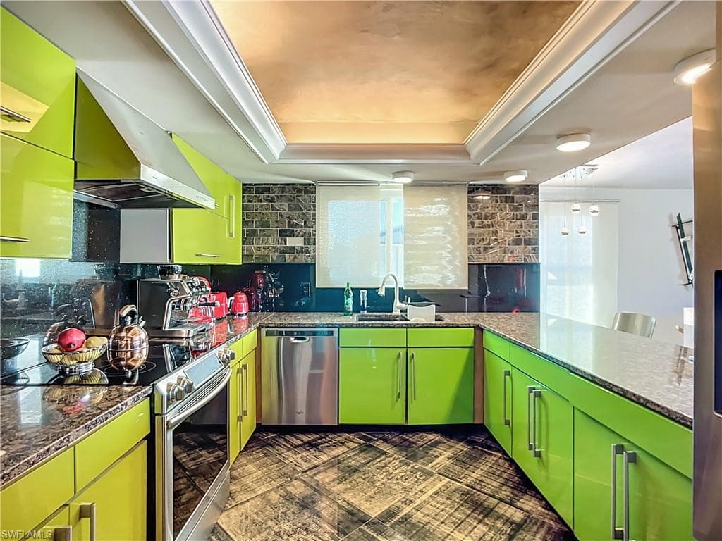 10242 Vanderbilt Dr, Naples, FL 34108-33