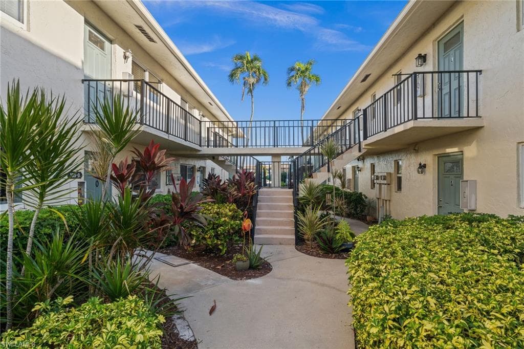 185 Palm Dr P, Naples, FL 34112-2