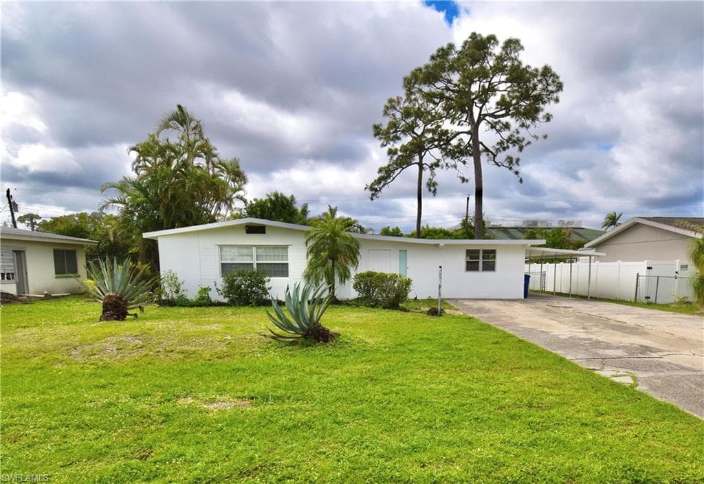2116 Pineview Rd, Fort Myers, FL 33901-1