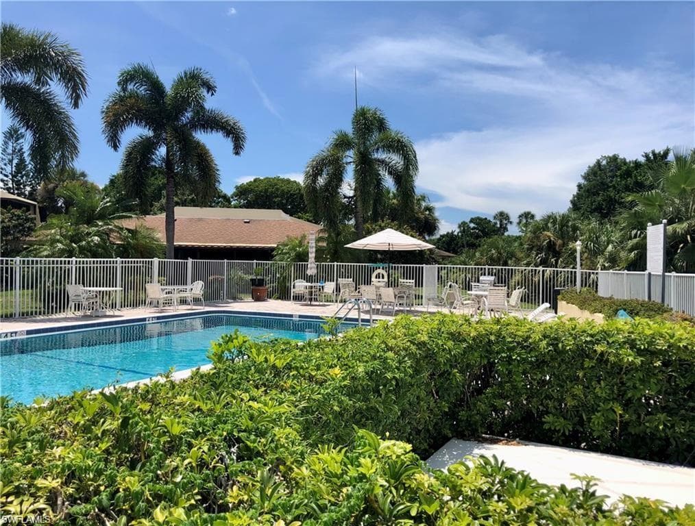 955 Palm View Dr B-307, Naples, FL 34110-30