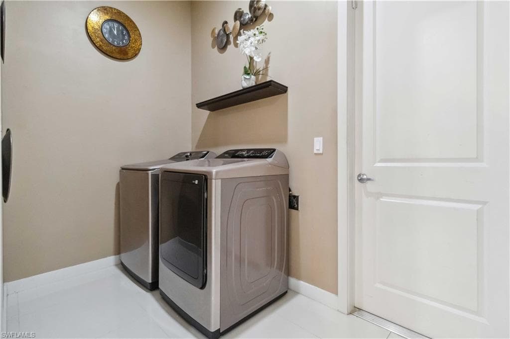 2960 6th Ave NE, Naples, FL 34120-19