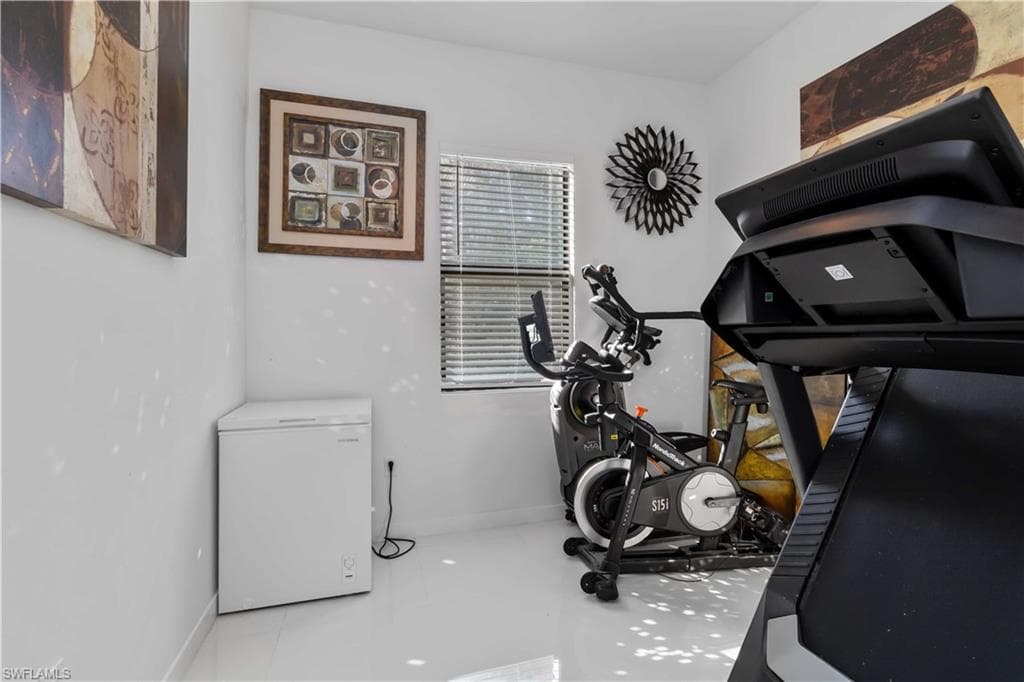 2960 6th Ave NE, Naples, FL 34120-20