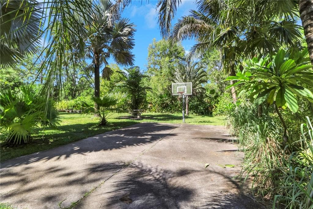 4380 7th Ave SW, Naples, FL 34119-32