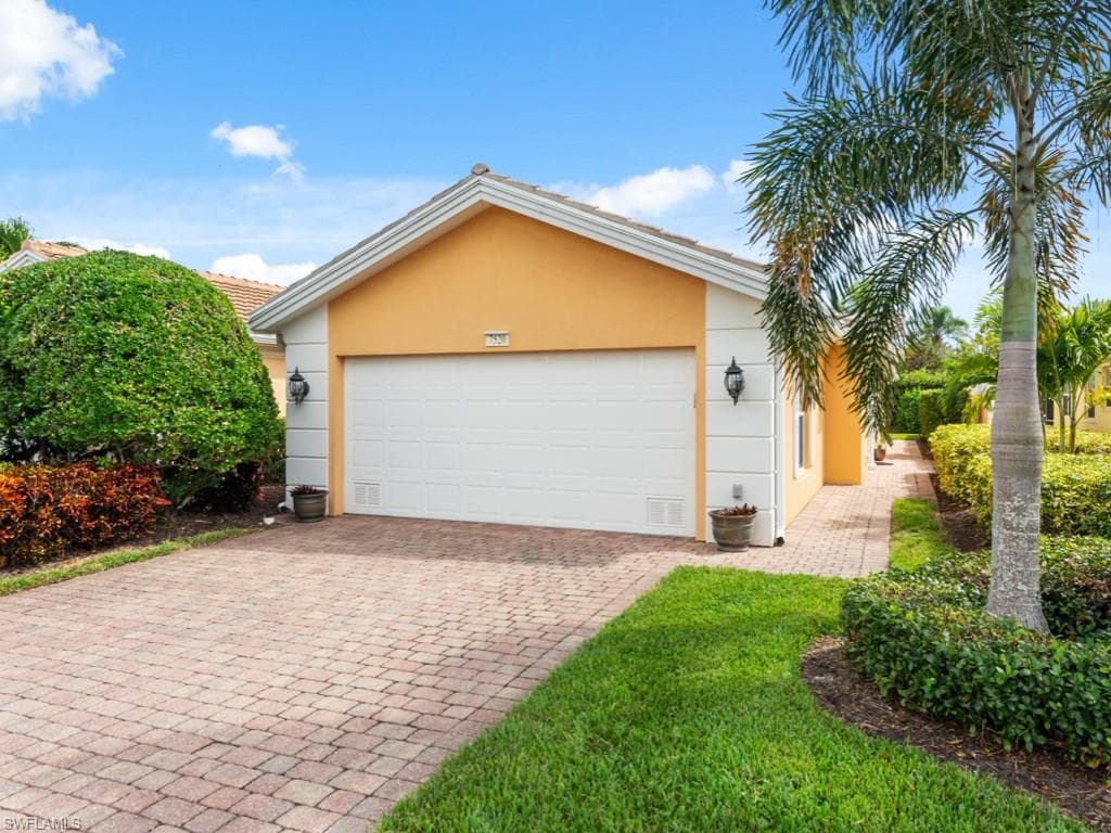 7520 Firenze Ln, Naples, FL 34114-2