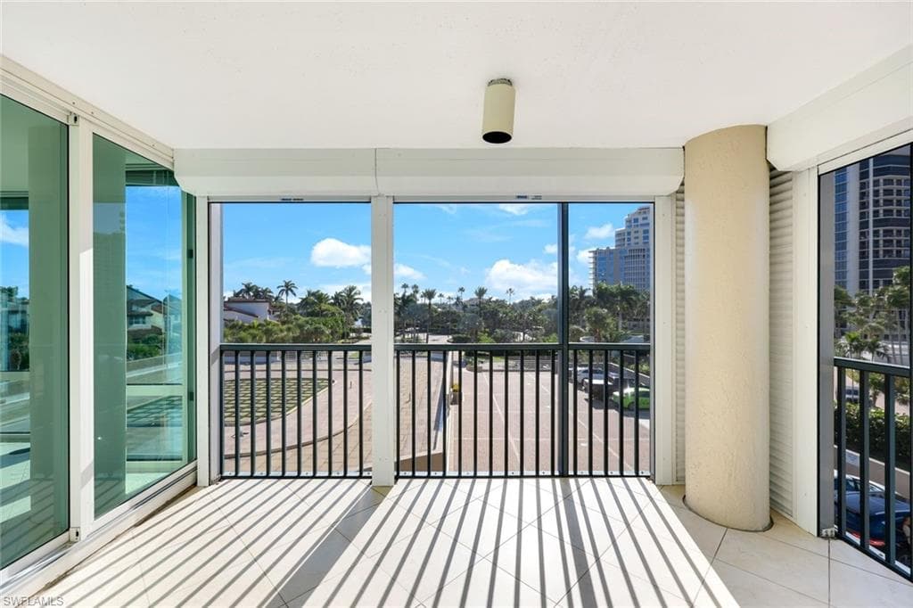4651 Gulf Shore Blvd N 207, Naples, FL 34103-19